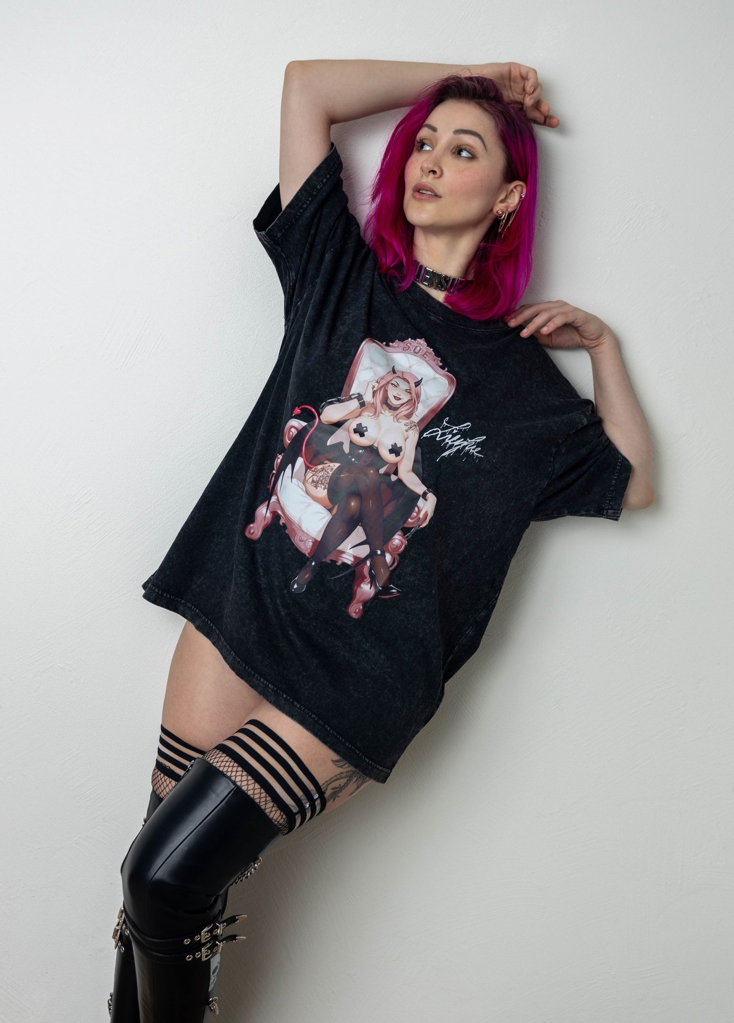 UNISEX T-Shirt: Sueccubus Throne